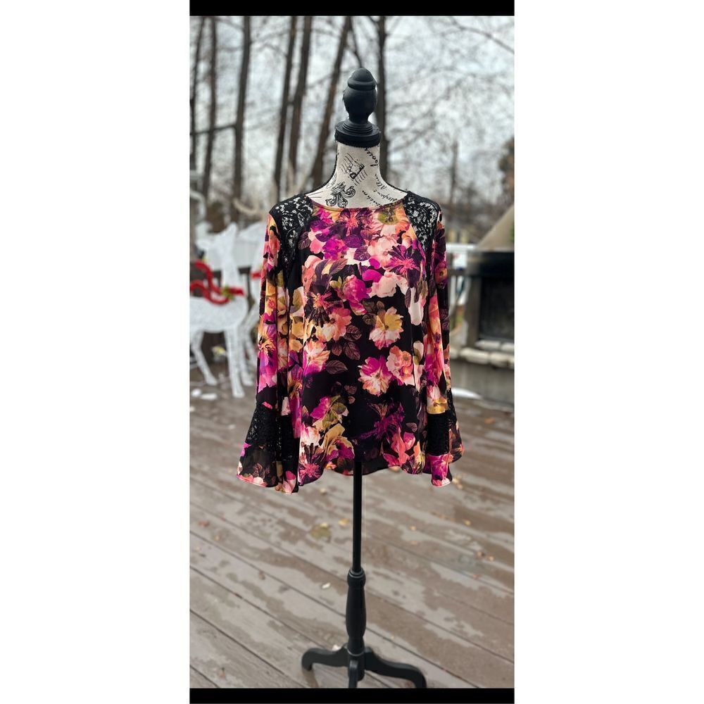 🔥 Jennifer Lopez batwing floral blouse with beautiful gold zipper in the back a